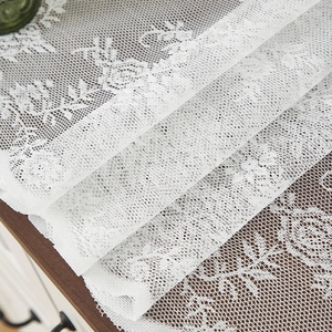 Nappe en dentelle blanche française à fleurs ajourées pour une table de style rustique