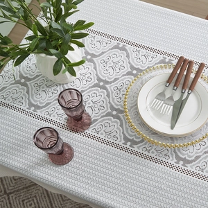 Nappe élégante en dentelle blanche avec motifs floraux pour décoration de table chic