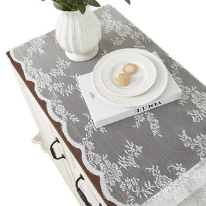 Nappe en dentelle blanche française avec broderie florale et bords festonnés chic