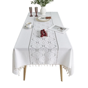 Nappe en dentelle jacquard française blanche avec motif rétro gris et pompons crème