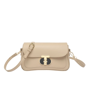 Sac bandoulière beige chic avec boucle métallique en T dorée sur fond blanc