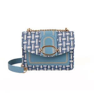 Sac bandoulière en tweed bleu avec boucle en métal doré et bandoulière chaîne pour femme