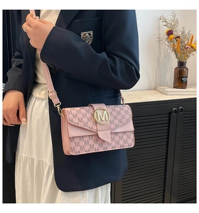 Detail of pink small square crossbody bag with letter print and gold M metal buckle