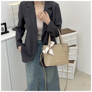 Sac fourre-tout beige texturé chic avec détail de foulard en soie et bandoulière