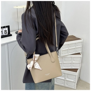 Sac seau en cuir kaki avec imprimé mode et détail de foulard en soie à motif cœurs roses