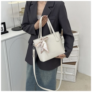 Sac fourre-tout en cuir blanc avec foulard en soie à motif cœur sur la poignée