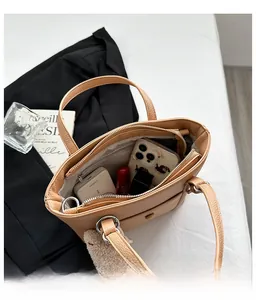Vue de dessus de l'intérieur du sac cabas en cuir marron avec anses en métal et grand espace