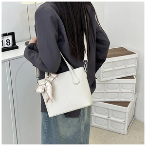 Sac seau en cuir crème avec motif litchi, porté épaule avec détail de foulard en soie