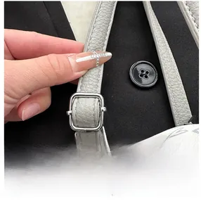Détail de la bandoulière en cuir gris avec boucle argentée et foulard en soie à coeurs