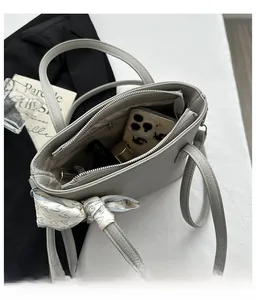 Vue de dessus du sac seau gris montrant le grand espace intérieur et le détail du foulard