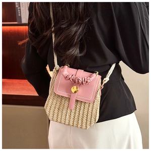 Dettaglio patta in pelle rosa e borsa in paglia con fibbia dorata e tracolla in corda