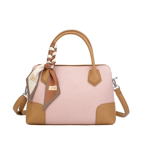 Sac fourre-tout rose avec garniture en cuir marron et foulard mode sur la poignée