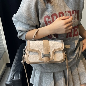 Borsa a tracolla beige quadrata con motivi a rilievo e manico superiore alla moda
