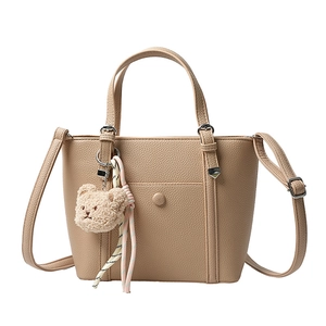 Sac seau kaki minimaliste avec texture litchi, poignées et breloque ours mignonne