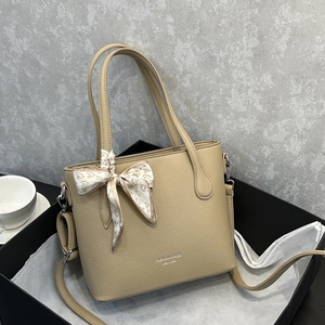Sac Bandoulière Femme Cuir PU Texture Litchi Mode Décor Foulard Cœur Sac Seau Grande Capacité Sac à Main Épaule