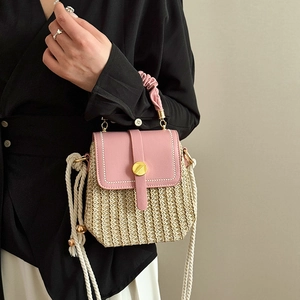 Borsa a tracolla in paglia e pelle rosa con manico intrecciato e fibbia dorata