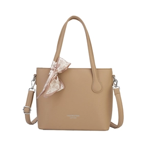 Sac fourre-tout en cuir kaki avec foulard en soie et bandoulière sur fond blanc uni