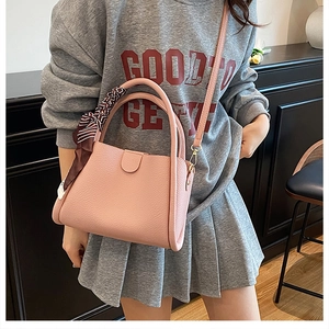 Borsa a secchiello rosa grana litchi con foulard di seta sul manico e tracolla regolabile