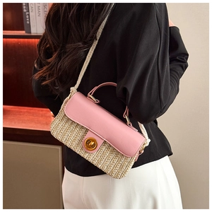 Dettaglio della patta in pelle rosa e paglia intrecciata con chiusura a rotazione