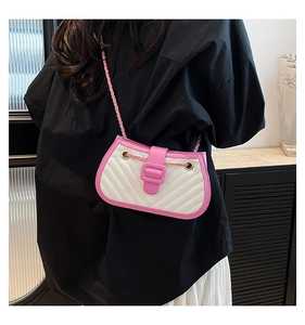 Detail of pink and white quilted crossbody bag with chain strap and V-shaped stitching