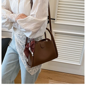 Borsa a secchiello in pelle marrone con foulard moda e dettagli del manico robusto