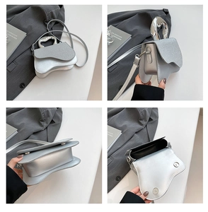 Dettagli della mini borsa a tracolla argento asimmetrica con patta glitterata e manico