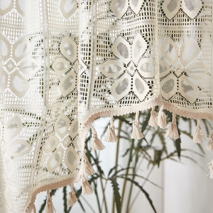 Rideau de porte en dentelle rétro française avec motifs floraux et pompons élégants