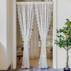 Gros plan sur un rideau en dentelle blanche avec motifs floraux baroques élégants