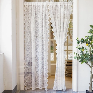 Détail du rideau de porte en dentelle blanche vintage française avec motifs crochetés