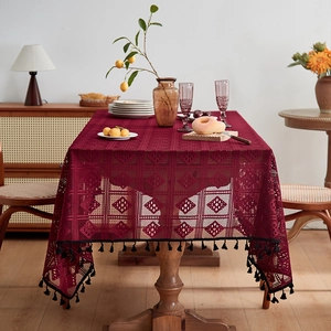 Nappe vintage en dentelle ajourée rouge foncé avec franges noires pour table à manger