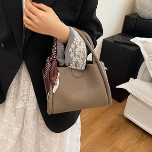 Elegante taupefarbene Leder-Eimertasche mit Narbenstruktur und dekorativem Seidenschal