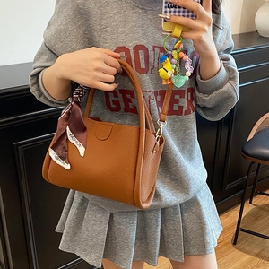 Braune Lederhandtasche mit Seidenschal und Herzanhänger für Damenmode 2025 Trend