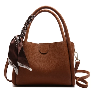 Braune Beuteltasche mit Litschi-Maserung, Seidenschal-Griff und verstellbarem Gurt