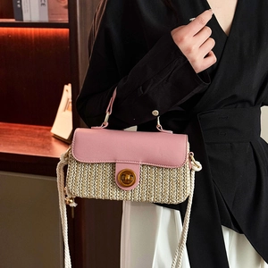 Borsa a tracolla vintage in paglia con patta in pelle rosa e tracolla a corda