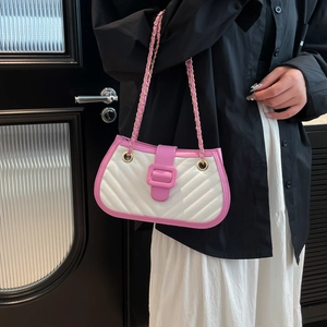 Chic quilted crossbody bag with pink trim, V-shaped stitching and gold chain strap