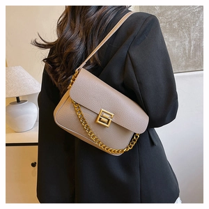 Detail of taupe lychee leather bag with elegant gold chain and interlocking square clasp