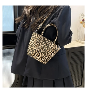 Borsa a secchiello leopardata indossata con blazer blu e gonna su una modella