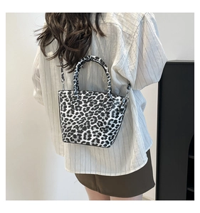 Détail du mini sac cabas chic à motif léopard avec poignée et bandoulière amovible
