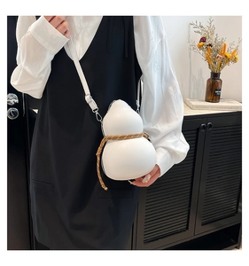 Détail du sac à bandoulière blanc mat en forme de gourde avec cordelette sur modèle