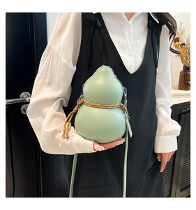 Sac bandoulière vert clair en forme de gourde en cuir avec détail de corde tressée