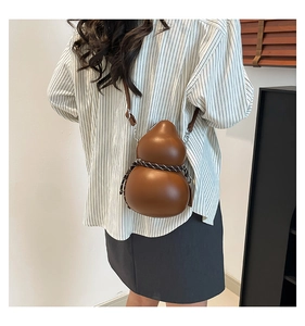 Sac bandoulière marron en forme de gourde avec corde tressée porté par un mannequin