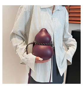 Détail d'un sac bandoulière violet en forme de gourde avec corde tressée sur mannequin
