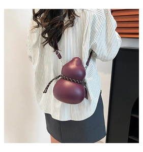 Détail du sac bandoulière créatif en forme de gourde avec corde tressée et cuir mat élégant