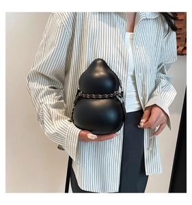 Détail du sac bandoulière en forme de calebasse avec corde tressée et fini mat
