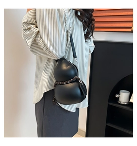 Détail du sac bandoulière créatif noir en forme de gourde avec cordelette décorative