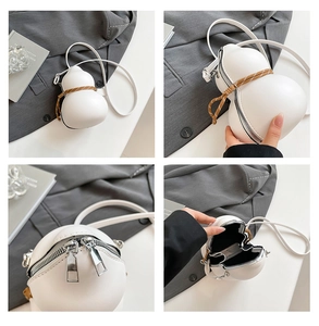Vue détaillée du sac bandoulière blanc en forme de gourde avec corde tressée et double zip