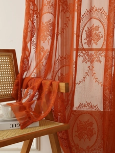Textura detallada de cortina de encaje naranja con patrones de damasco floral vintage