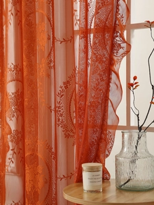 Textura detallada de cortina de encaje rojo óxido con jacquard floral y borde ondulado