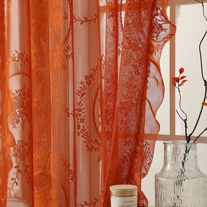 Elegante cortina de encaje floral naranja con borde festoneado para decoración hogar