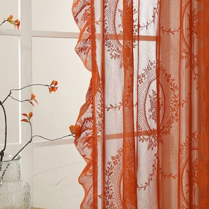 Cortina de encaje retro francés caramelo con motivos florales y bordes con volantes